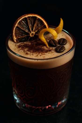 Neon ışıklar altında kahve kokteyli bardağı ve bar tezgâhı