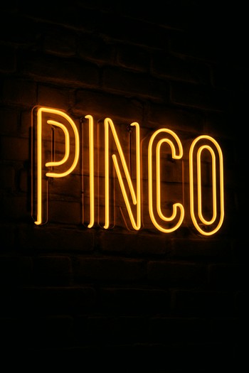 Duvara yansımış Bosphorus Brewline neon yazısı ve kahve silüeti