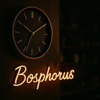 Neon ışıklı saat ve arka planda Bosphorus Brewline barı