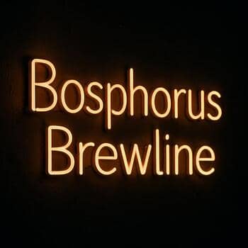 Bosphorus Brewline neon tabelası ve mor-mavi ışıklar
