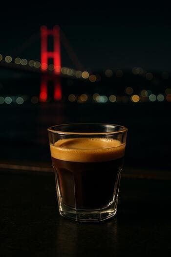 Boğaz manzaralı bar tezgâhında kısa cam bardakta espresso shot