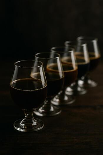 Filtre kahve tadımı için sırayla dizilmiş küçük bardaklar