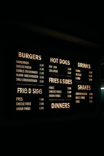 Gece ışıkları altında Bosphorus Brewline menü panosunun genel görünümü