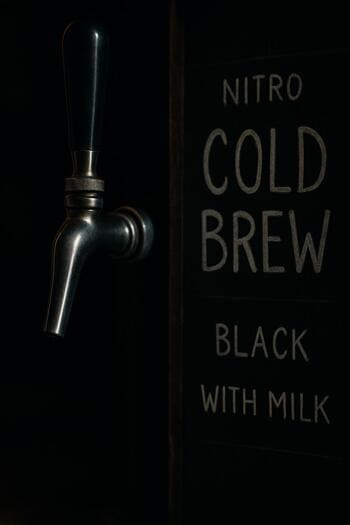 Nitro cold brew muslukları ve yanında içecek menü panosu