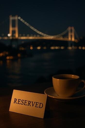 Gece saatlerinde masanın üzerinde duran rezervasyon kartı ve kahve bardağı